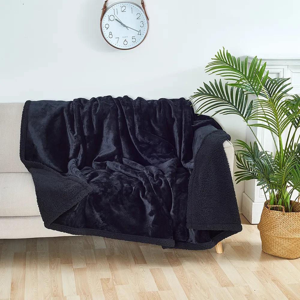 Cozy Fleece Throw Blanket Soft Comfort and Warmth - Image 2