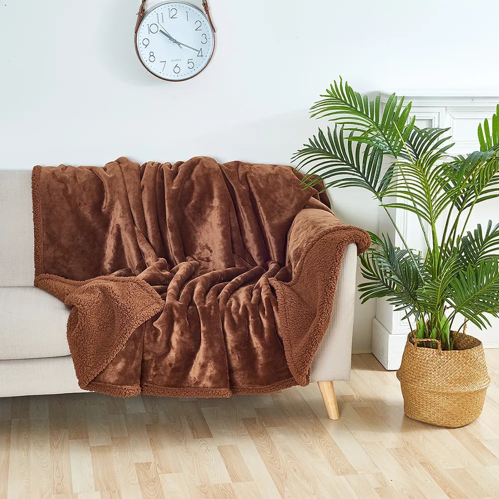 Cozy Fleece Throw Blanket Soft Comfort and Warmth - Image 3