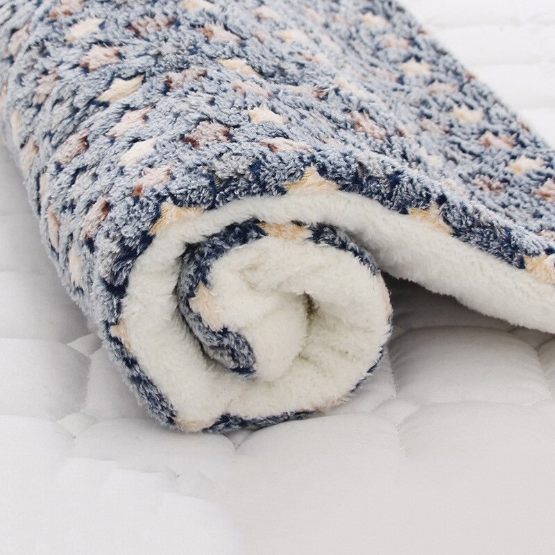 Cozy Fleece Throw Blanket Soft Warmth and Comfort - Image 1